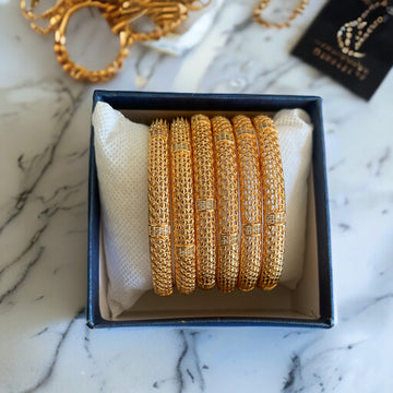Al-Rmla pleated gold 6pcs Bangle