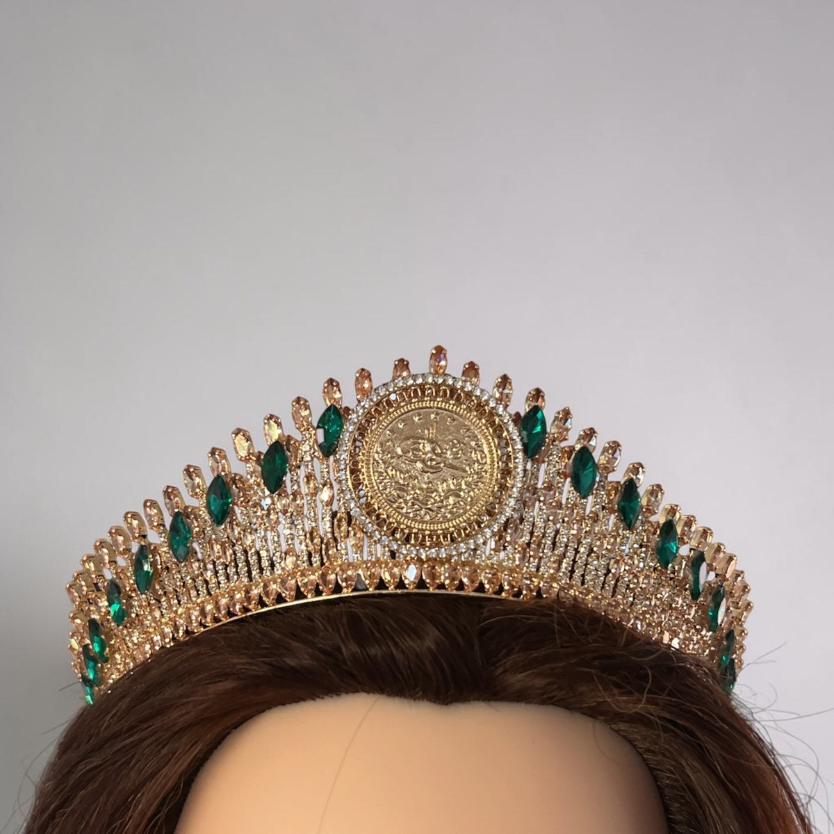 Der sharf luxury coin gold and green crown