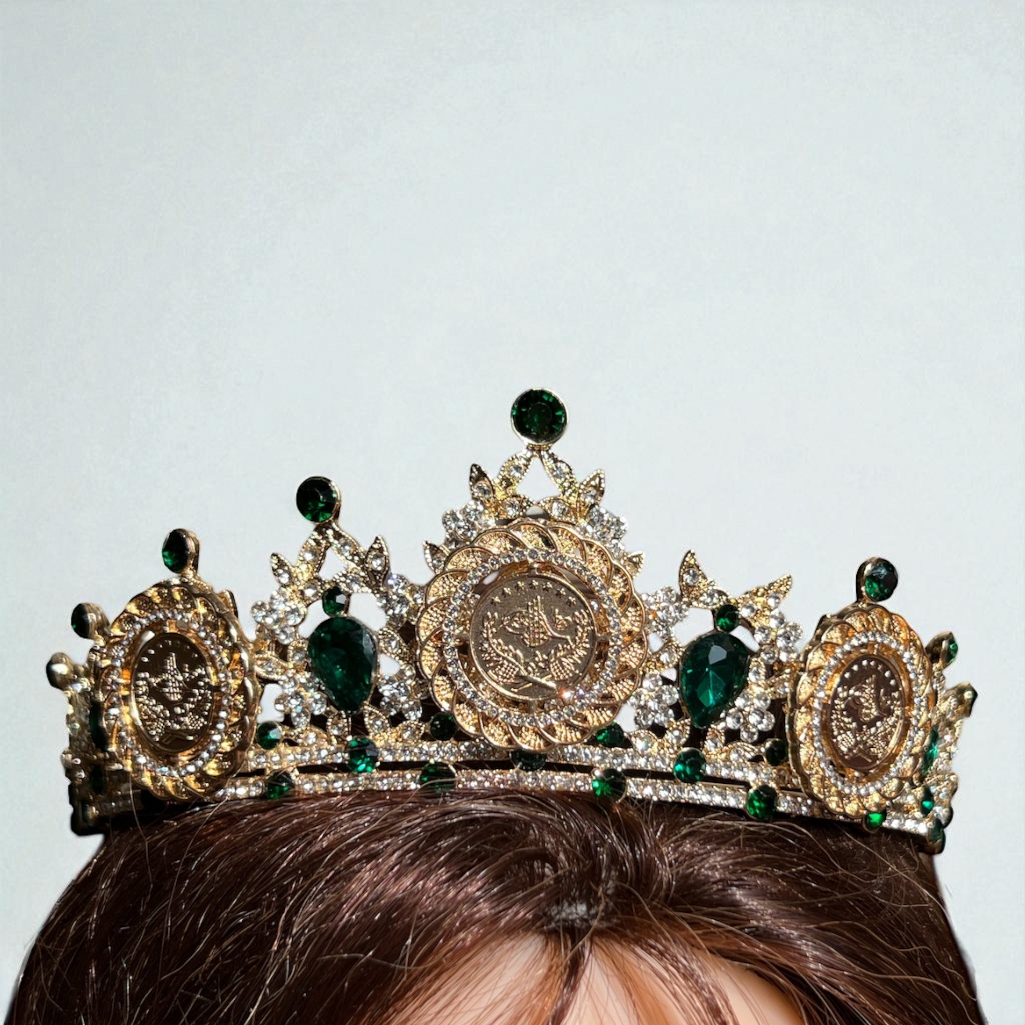 Akka Green three coins crown