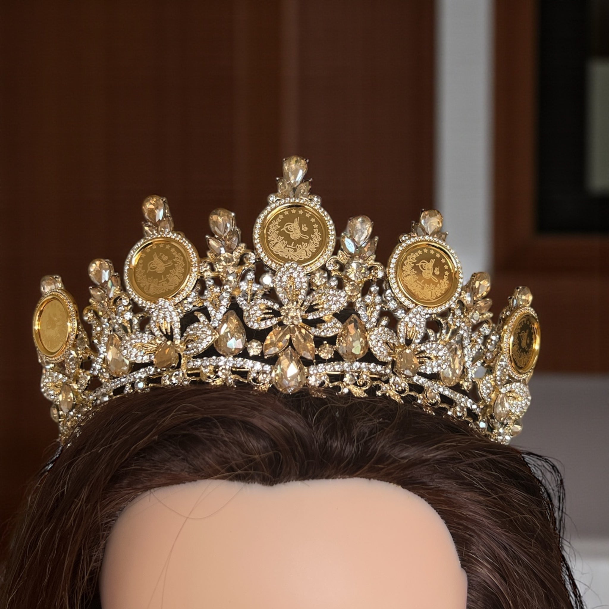 Deir Dibwan Gold and champagne crown