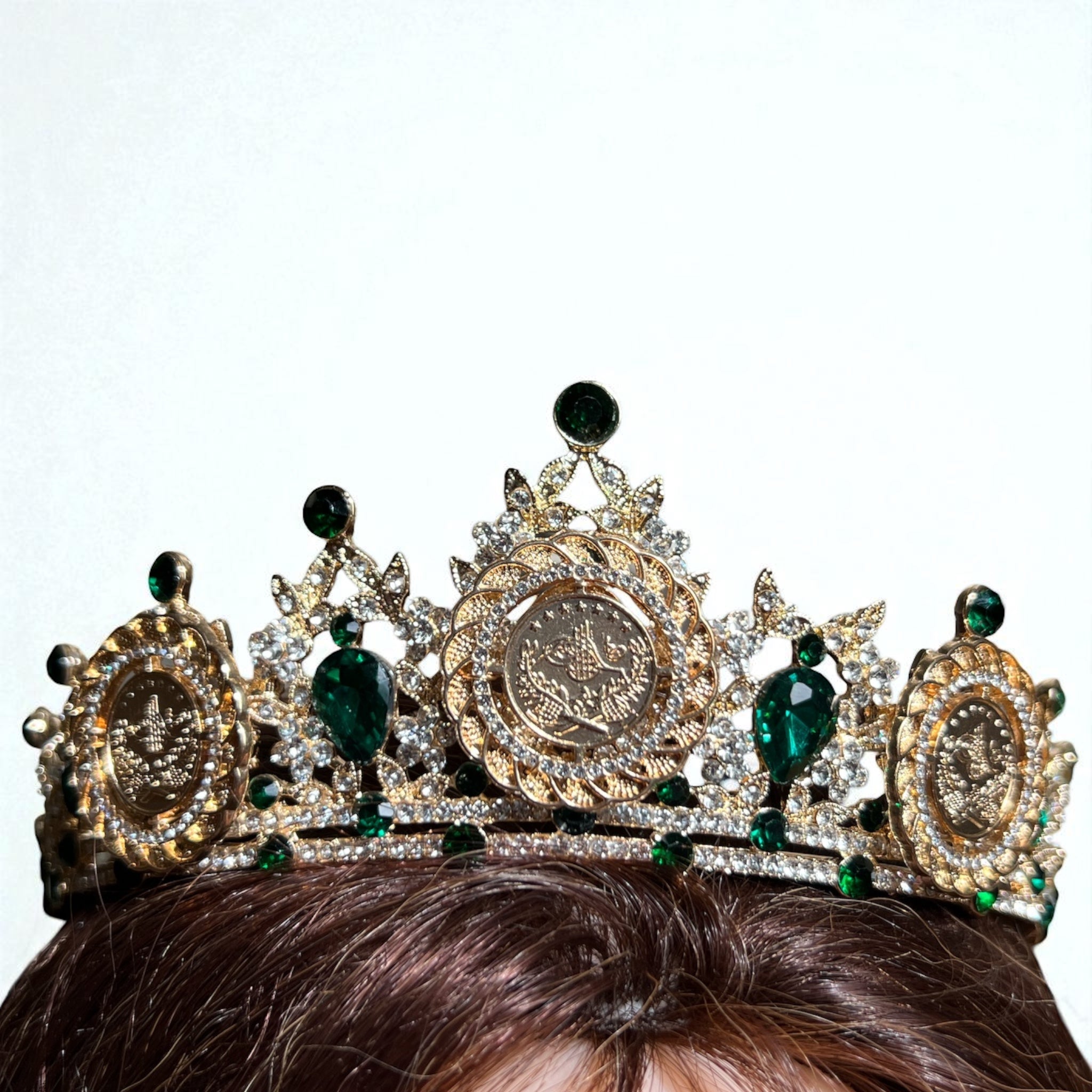 Akka Green three coins crown