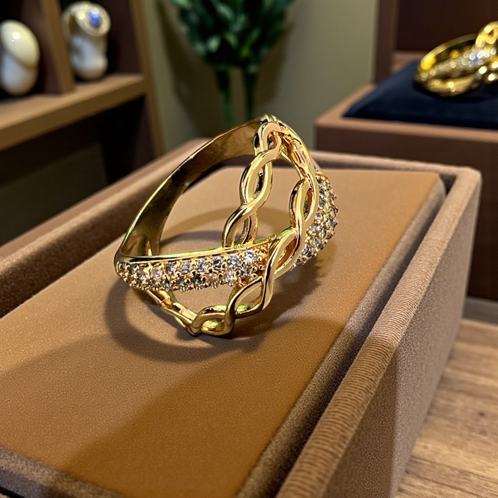 Suhmata 18K Pleated Ring