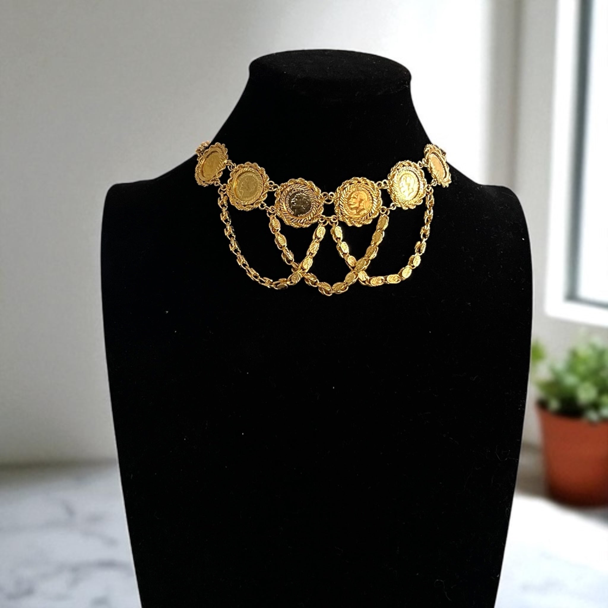 Qalunya II six lira choker