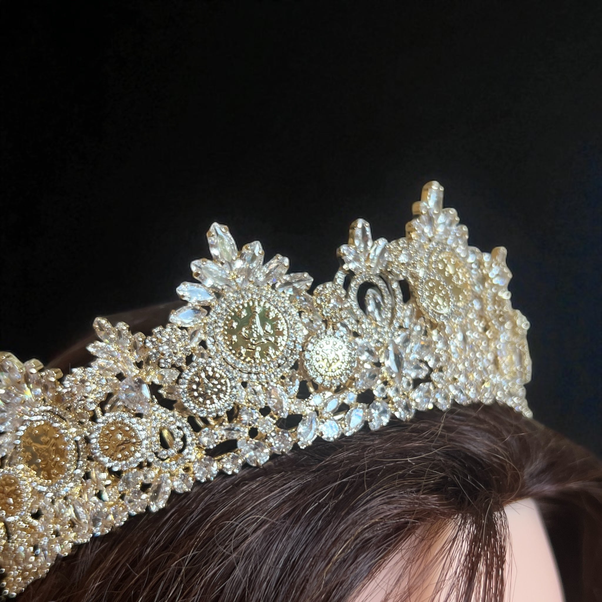 Saris Gold coins crown