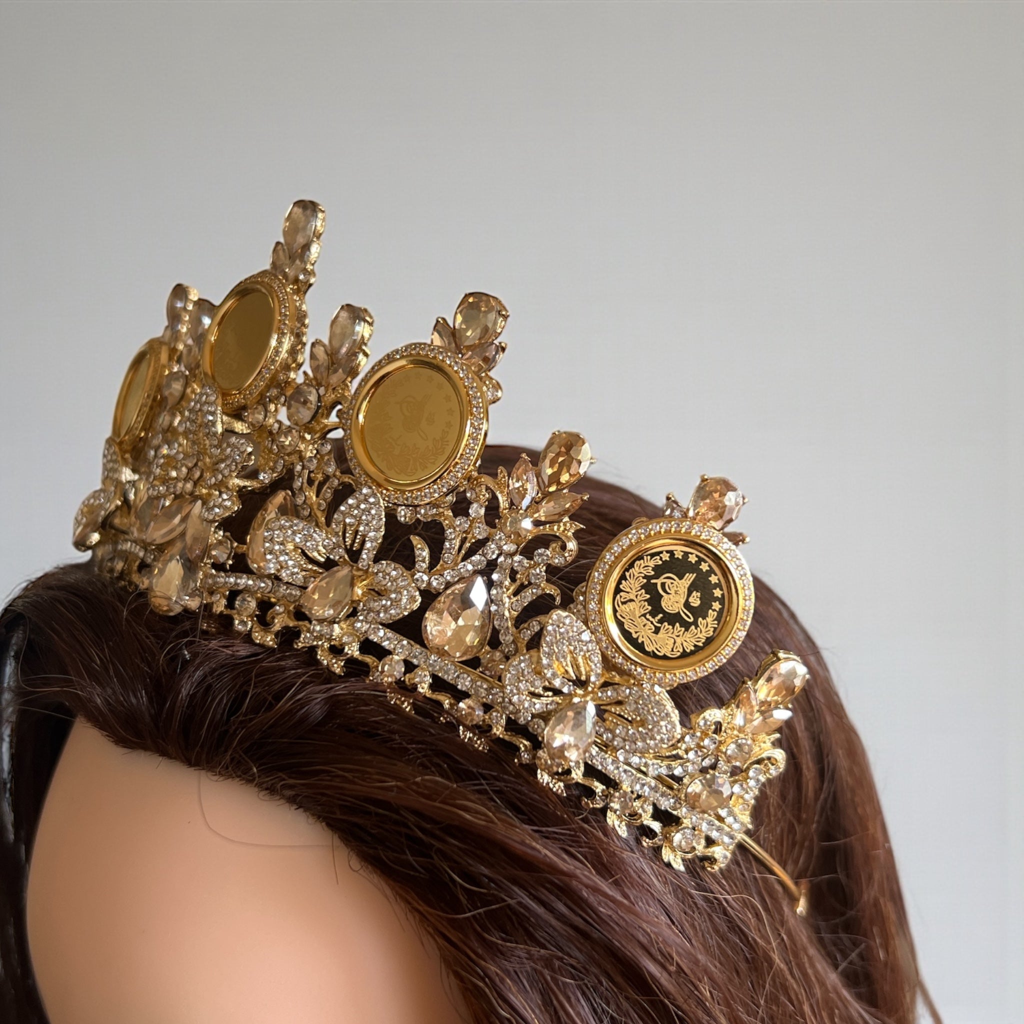 Deir Dibwan Gold and champagne crown