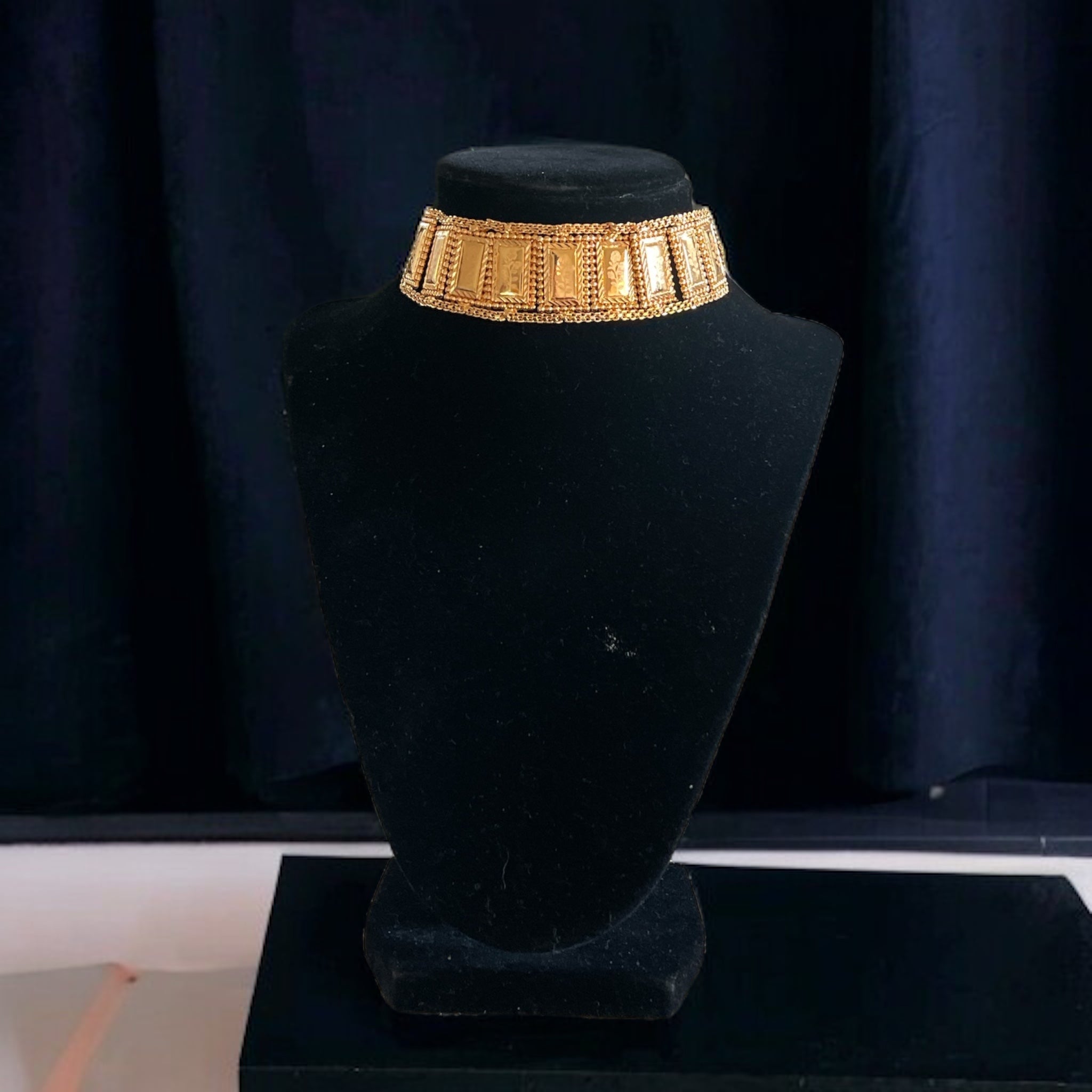 Akka pleated Gold choker