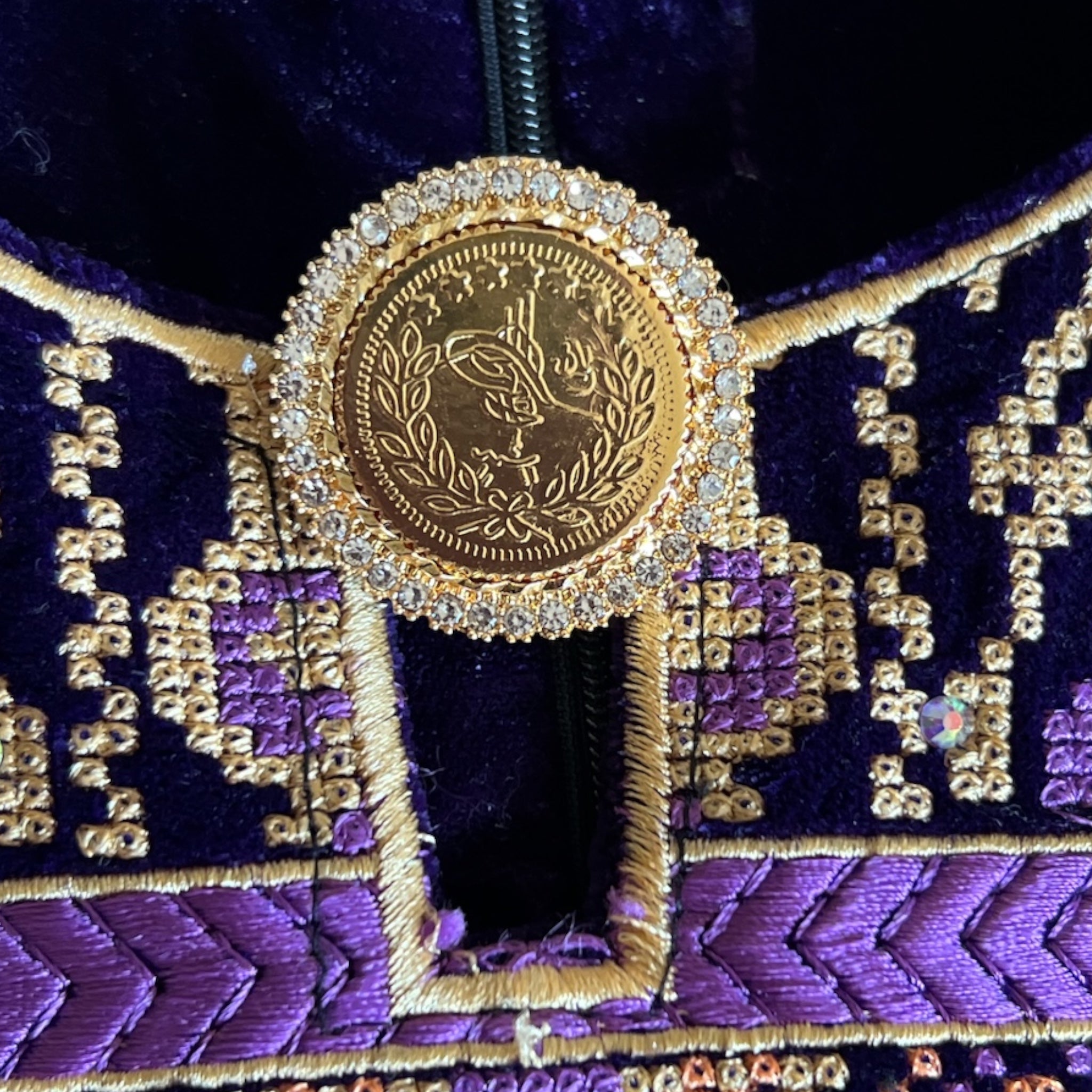 Salwad lira Brooch Pin