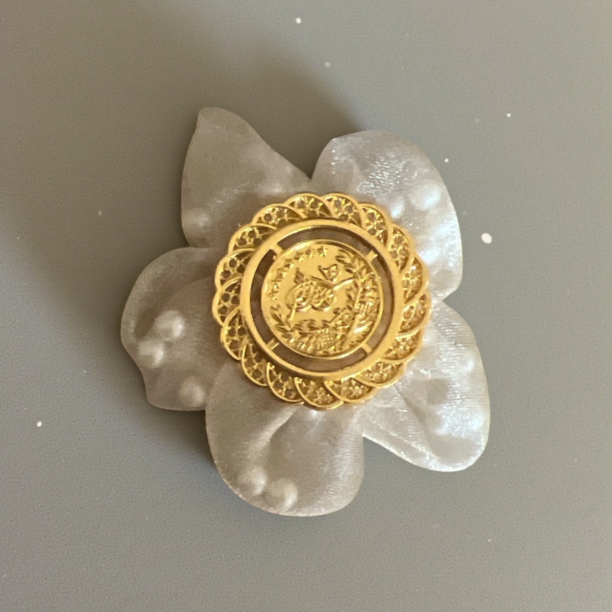 Rajwa cream pearl one coin hair clip