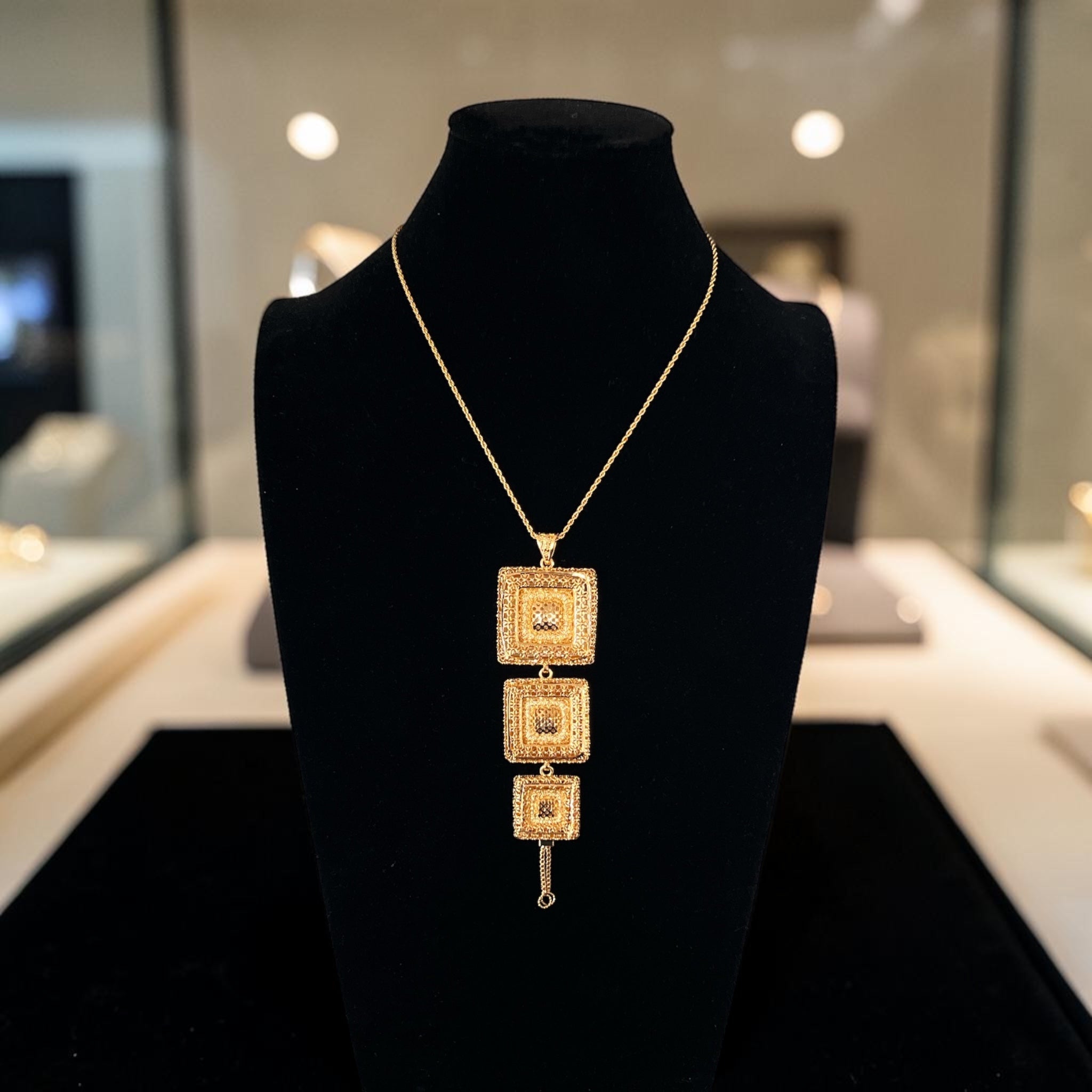 Jaramana 21K Pleated Gold necklace