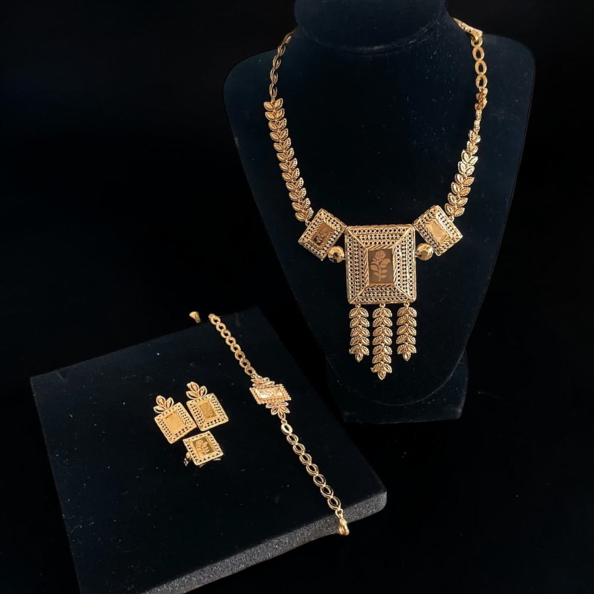 Jineen pleated gold jewelry set