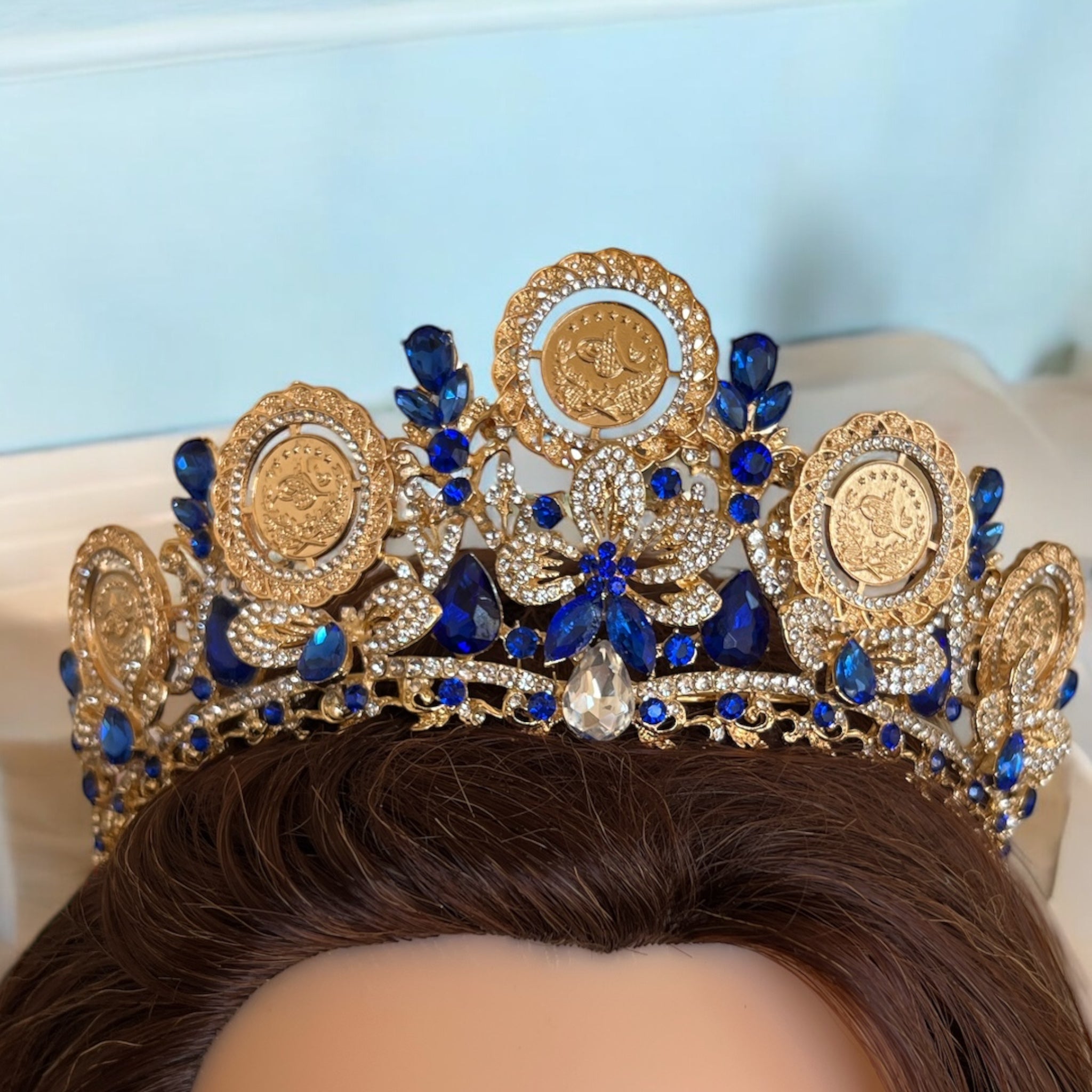 Deir Dibwan II five coins blue and gold crown