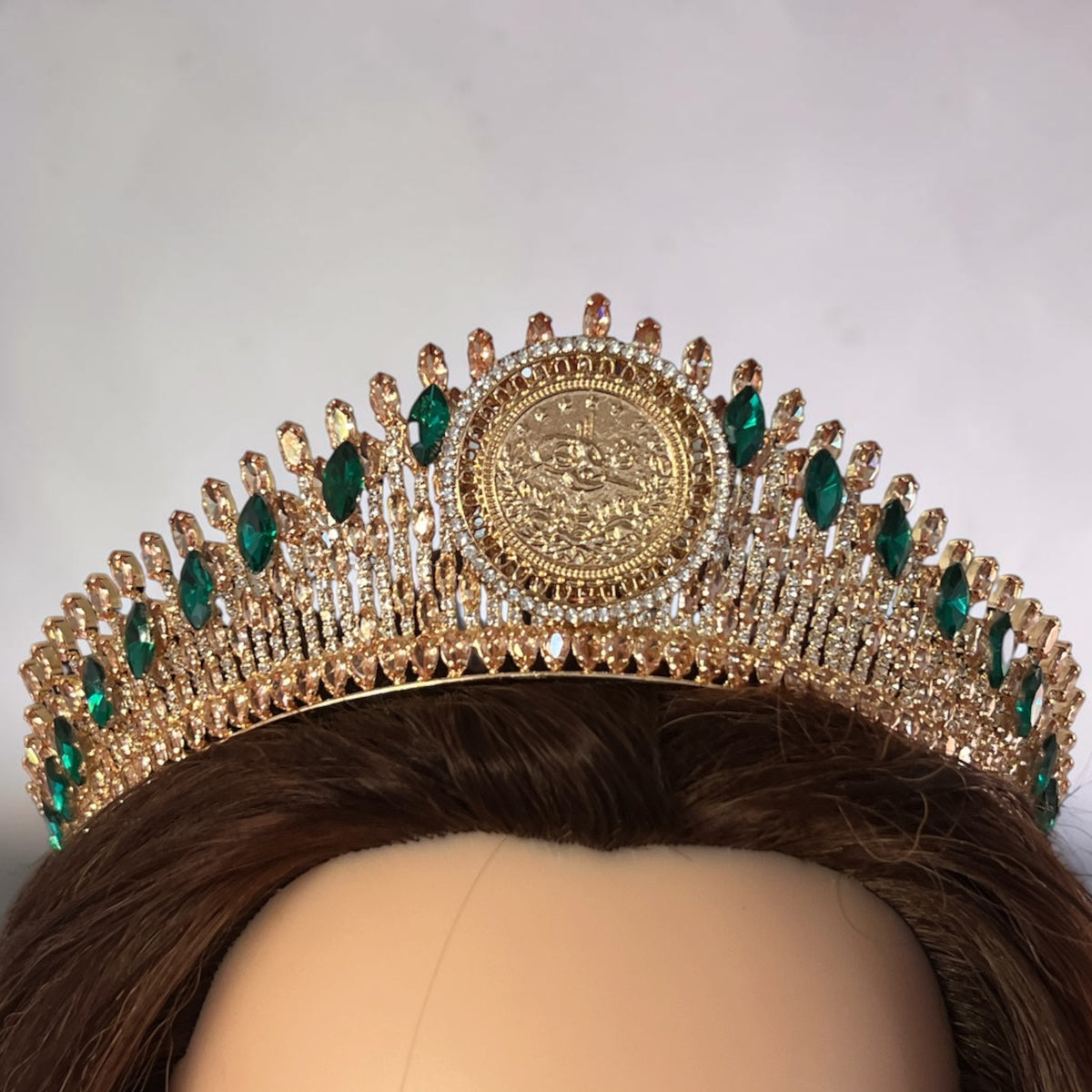 Der sharf luxury coin gold and green crown