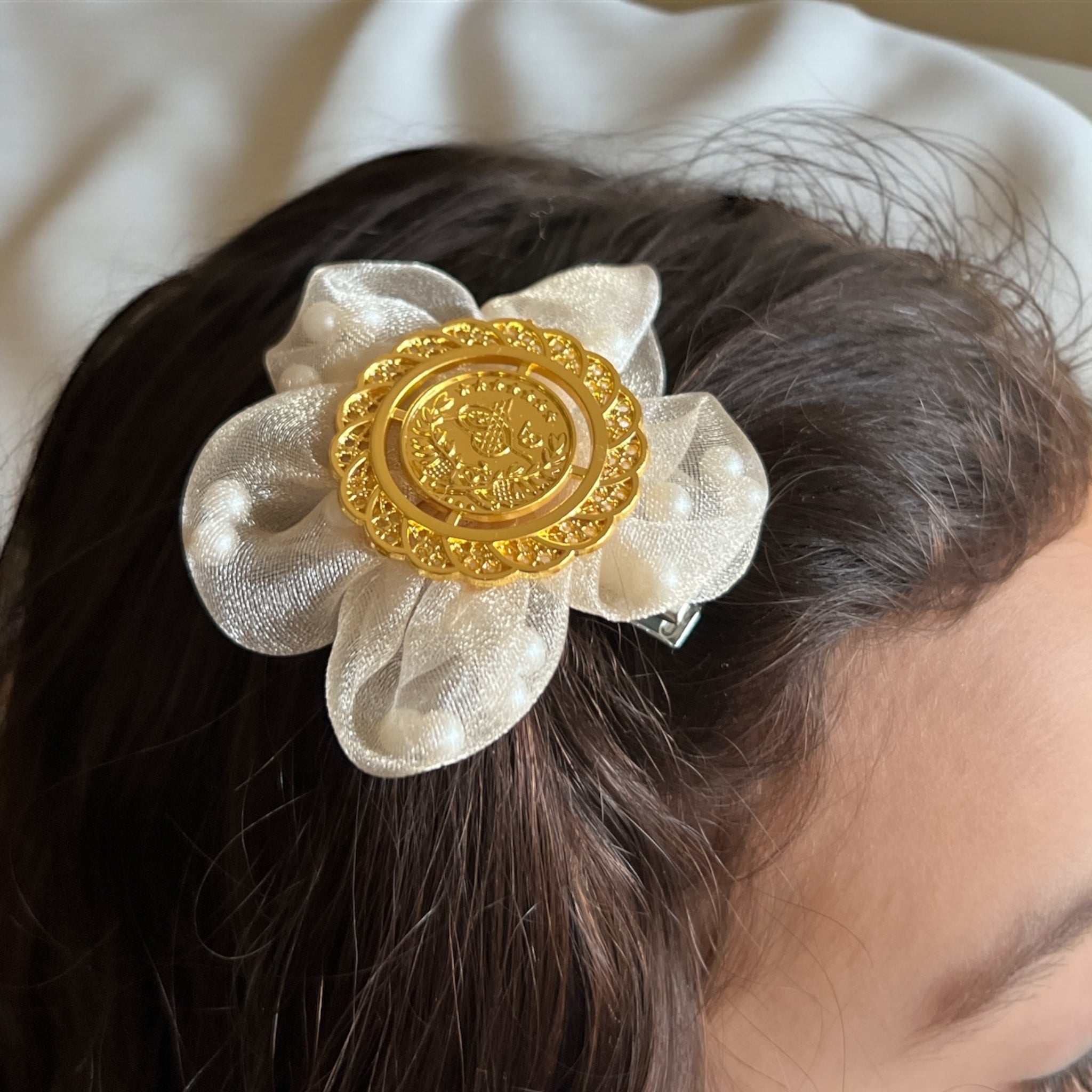 Rajwa cream pearl one coin hair clip