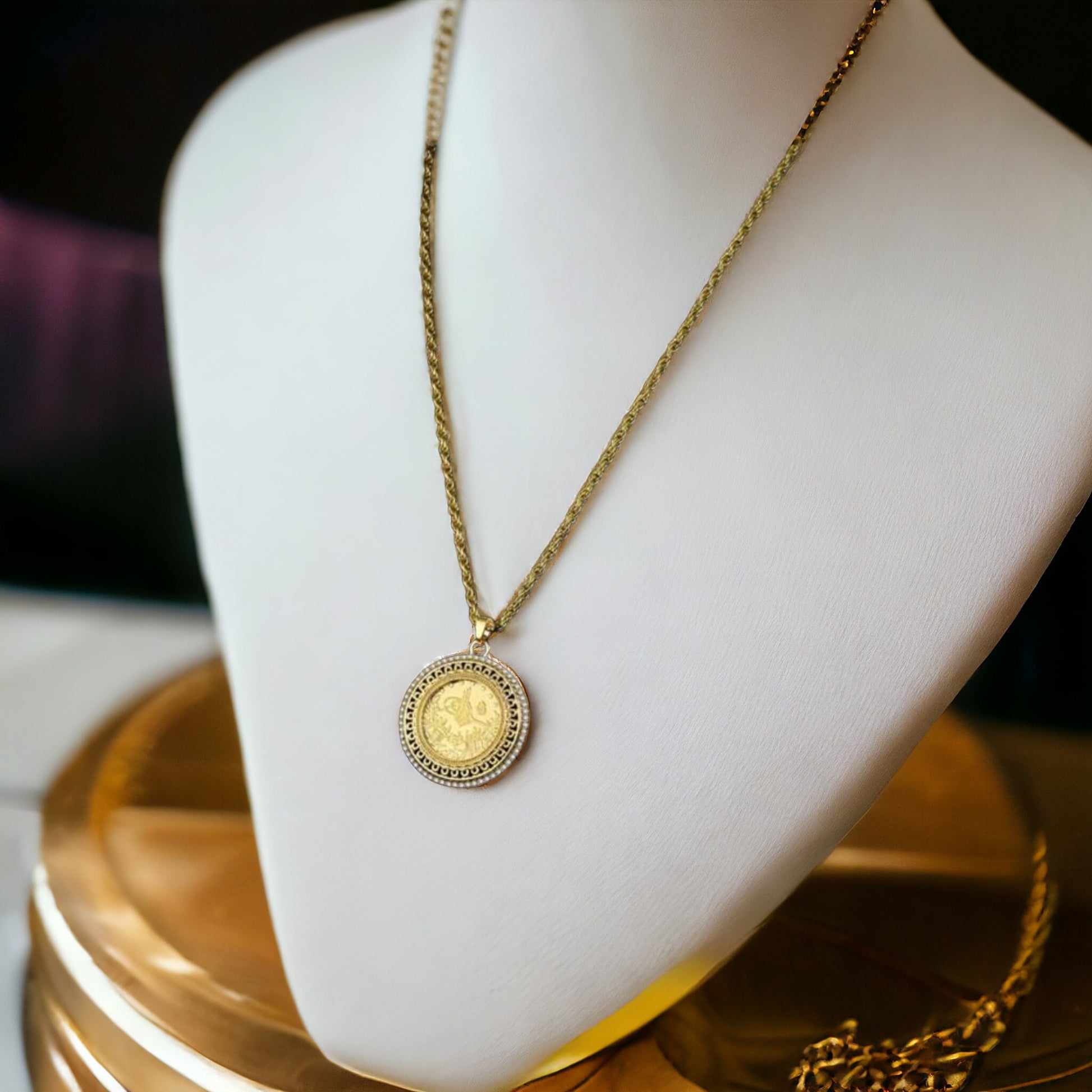 Yatta Golden Plated metal Necklace with coin pendant Quality Jewelry 