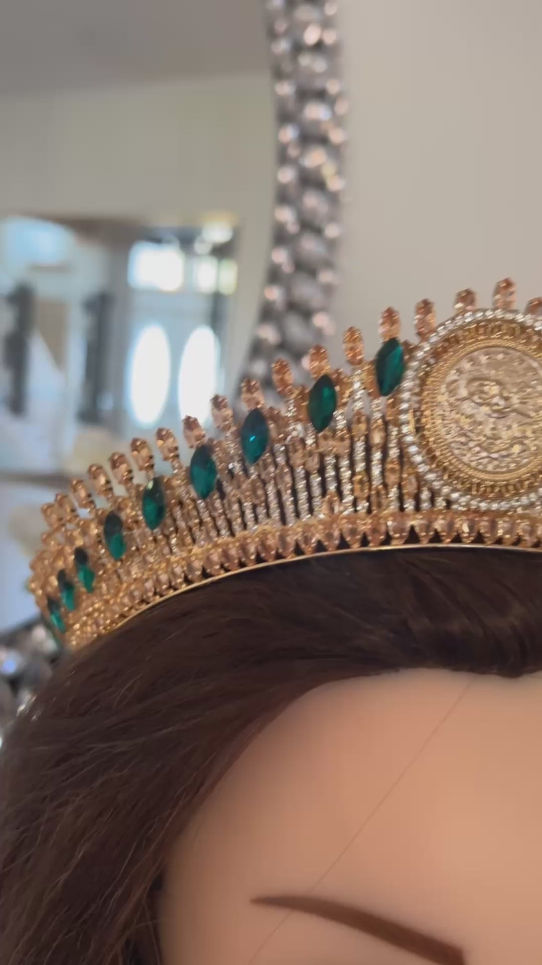 Der sharf luxury coin gold and green crown
