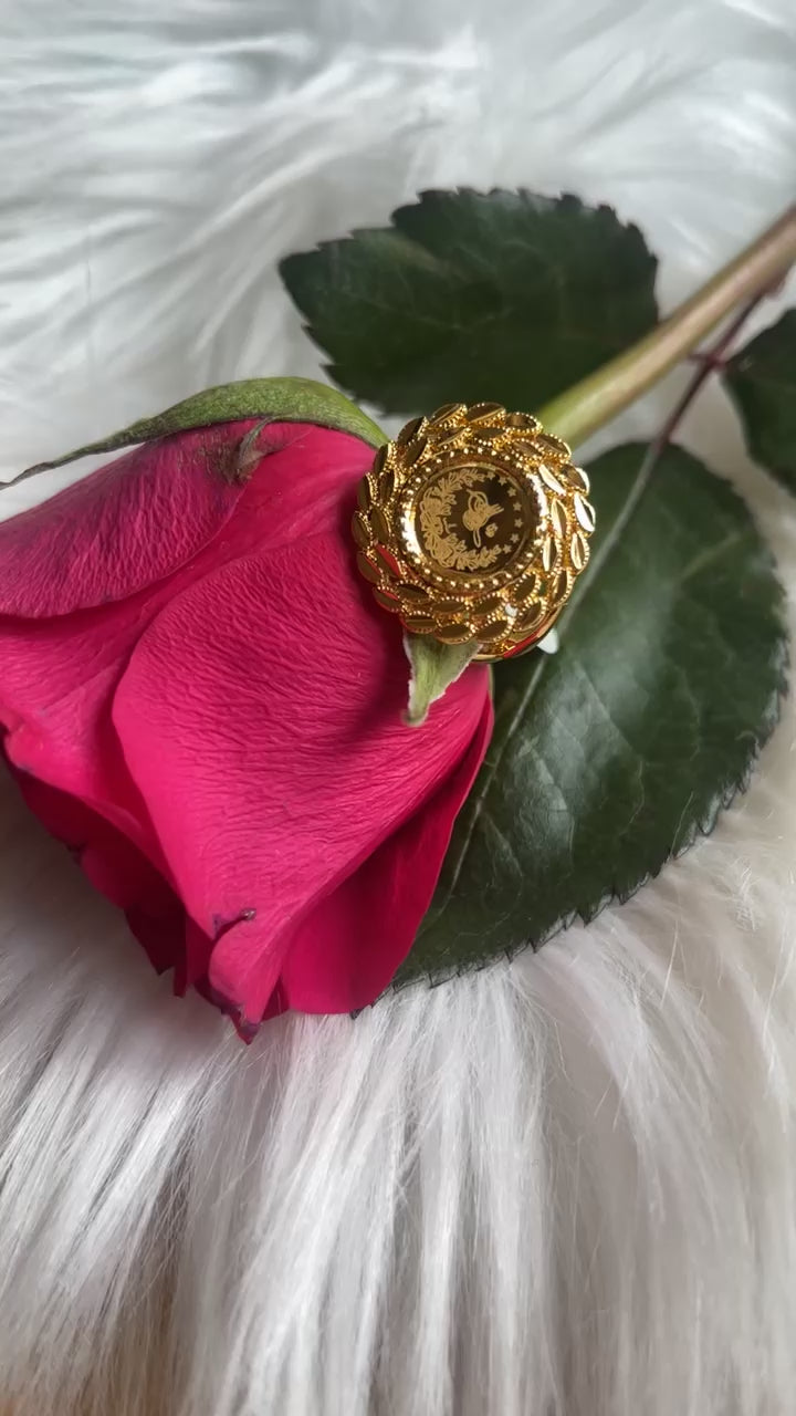Rummana Gold pleated ring