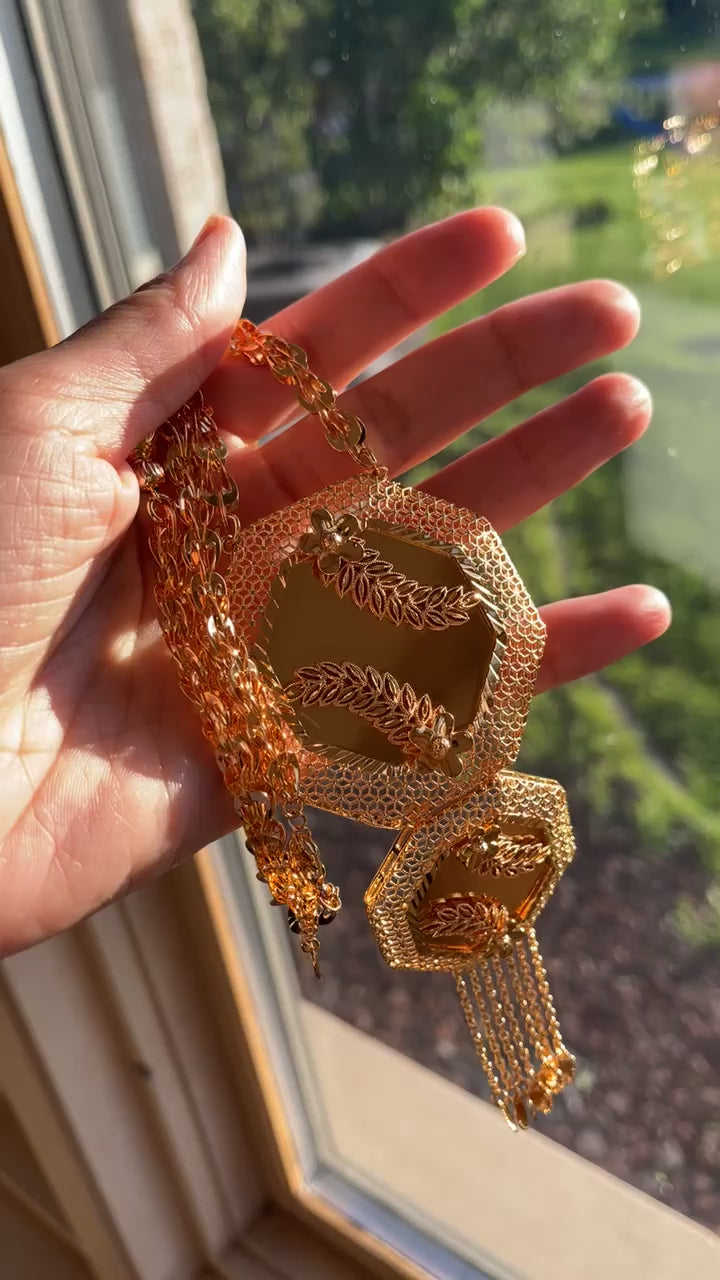 Al 'Eizariya Pleated Gold necklace