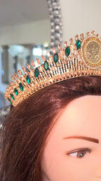 Der sharf luxury coin gold and green crown