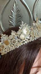 Saris Gold coins crown