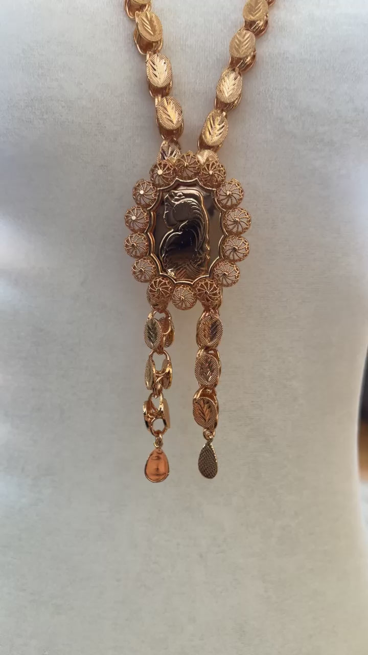 Nuaman oval 24K pleated gold necklace
