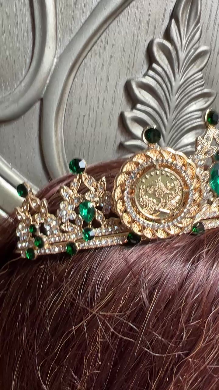Akka Green three coins crown