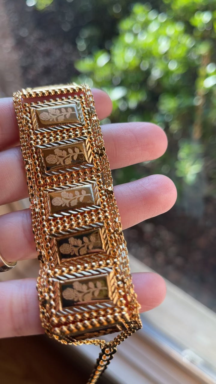 Akka pleated Gold choker